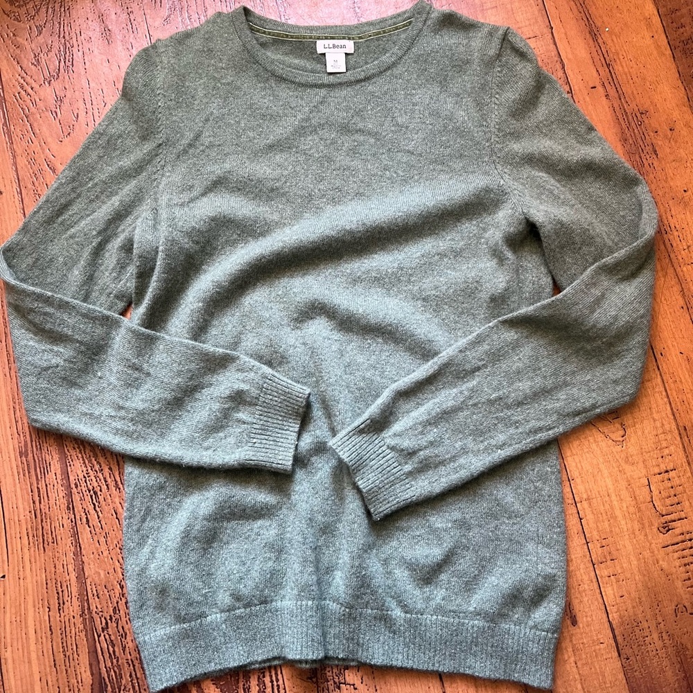 L.L. Bean sweater women size medium in matcha green